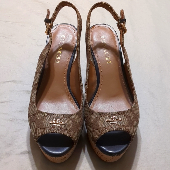 COACH WEDGE SANDALS- EXCELLENT CONDITION THESE ARE BEAUTIFUL ๐คฉ - Picture 2 of 8